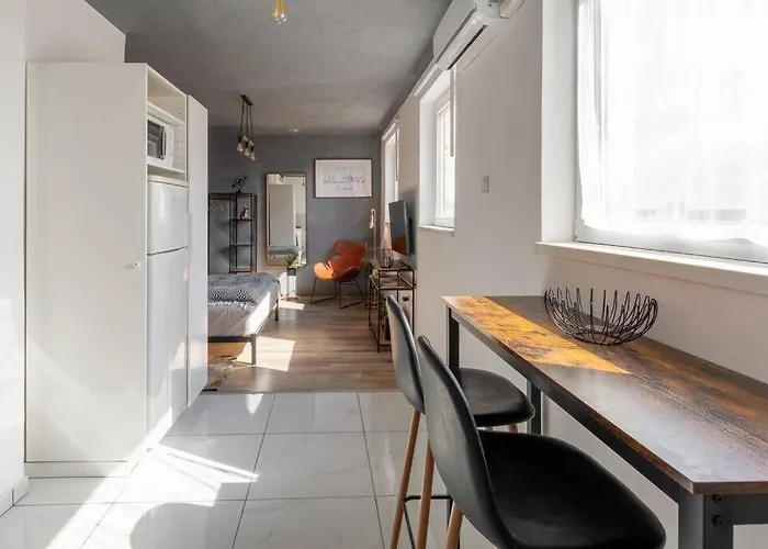 Cozy And Stylish Studio In The Ruin Bar District