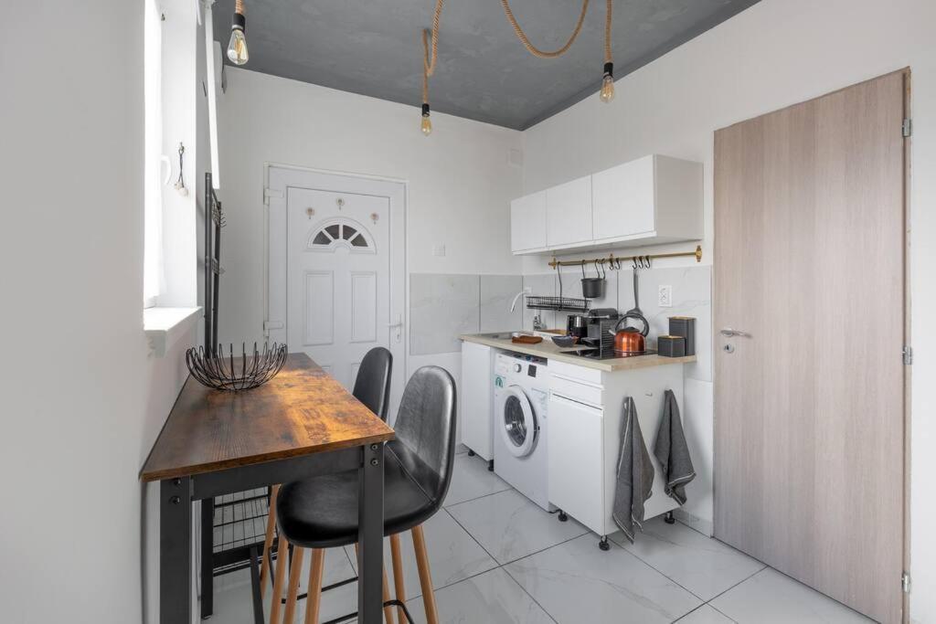 Cozy And Stylish In The Ruin Bar District Apartment