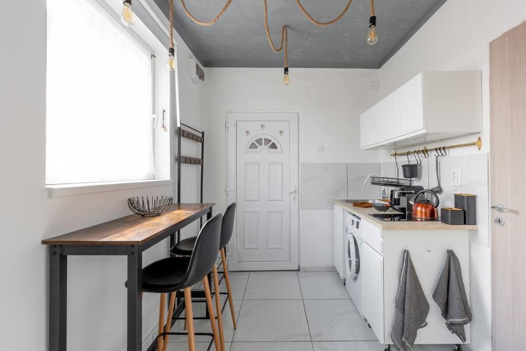 Apartment Cozy And Stylish In The Ruin Bar District