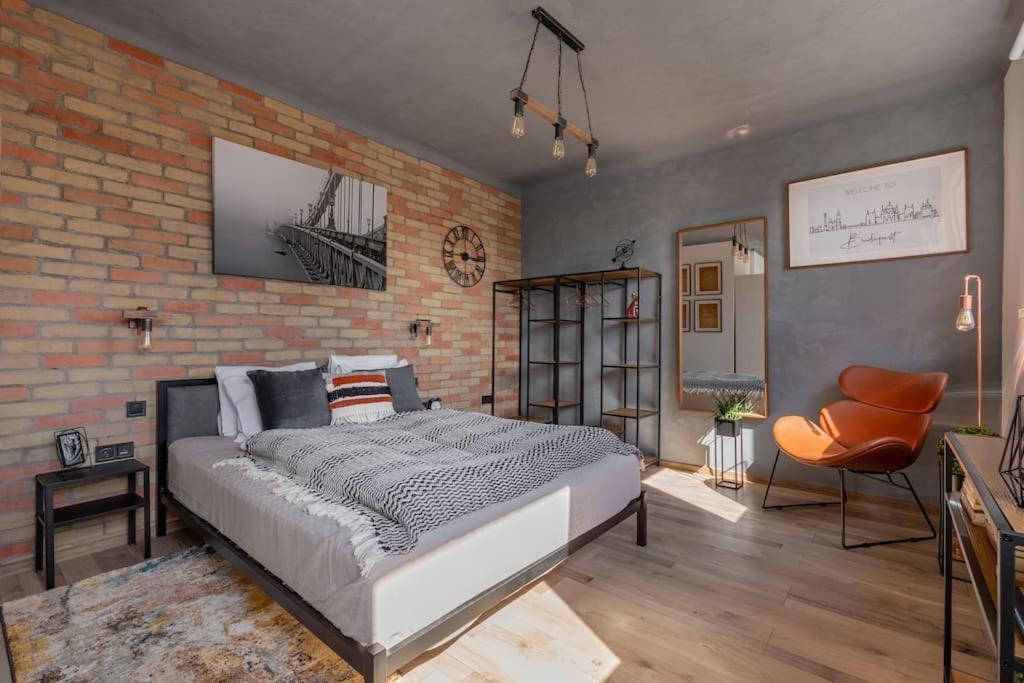 Cozy And Stylish In The Ruin Bar District *